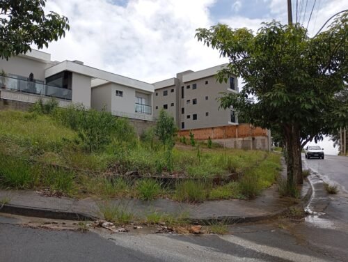 Terreno de esquina à VENDA